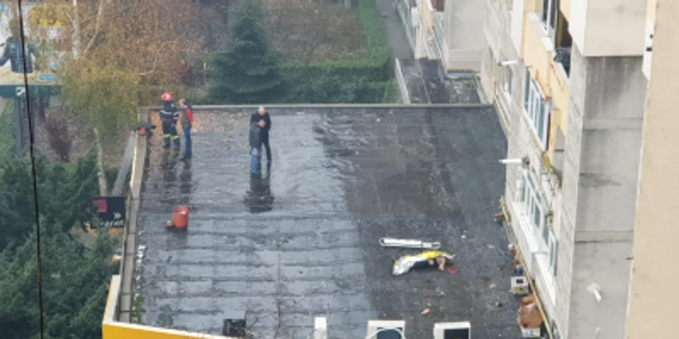 Femeia a murit strivită de impactul cu terasa de deasupra sucursalei unei bănci Foto: sursata.ro
