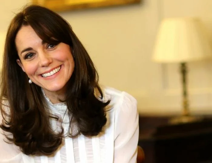 
    Kate și William (foto stânga, 2011), Diana și Charles (foto dreapta, 1981)Foto: AP  