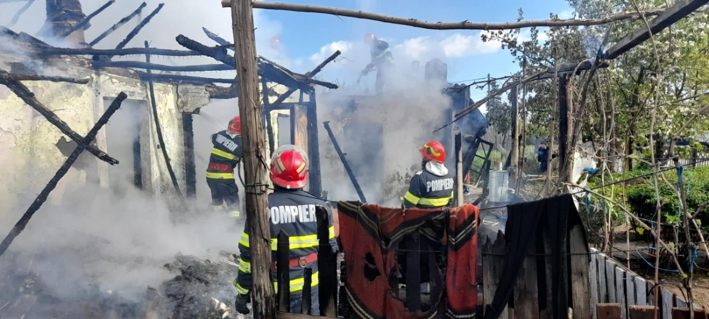 Locuinţa a fost distrusă de flăcări FOTO ISU Ialomiţa