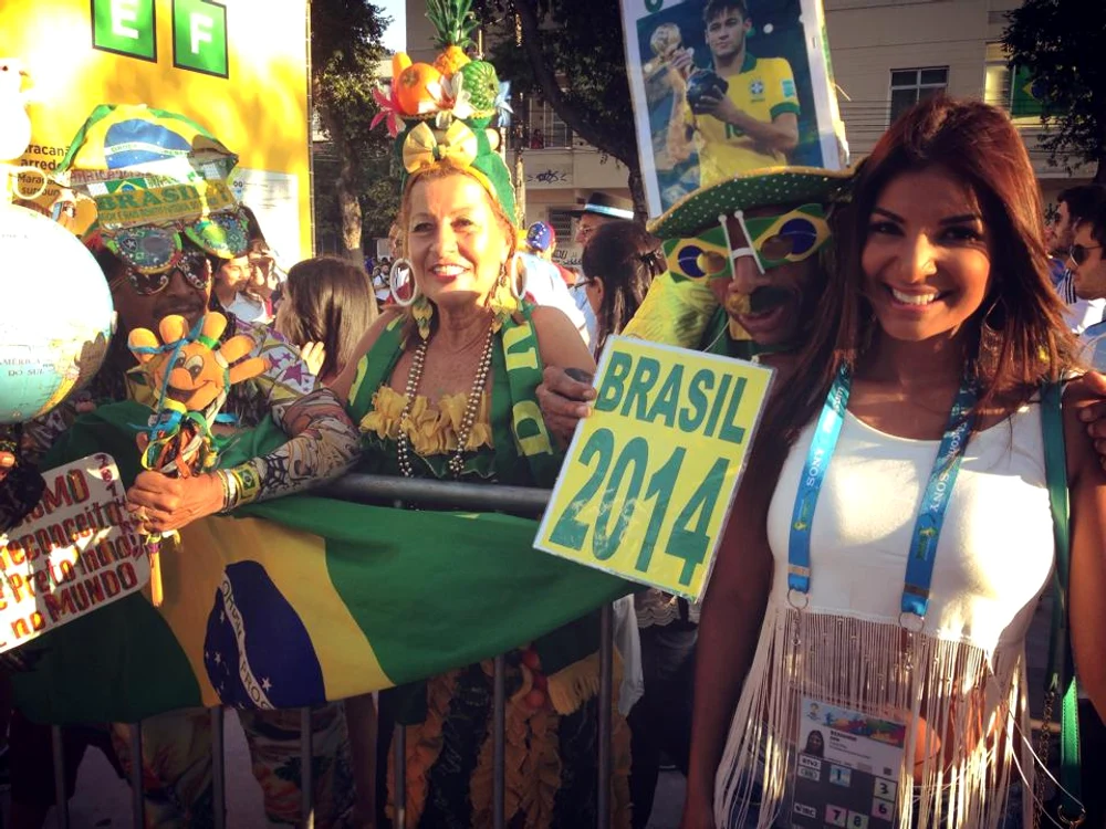 Costaricanca, la momentul venirii în Brazilia, alături de fani ai ţării gazdă