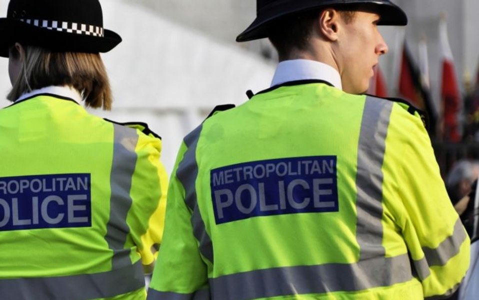 Acuzații grave în Marea Britanie. Momentul în care poliția îi cere unei pensionare să-și ceară scuze pentru o postare pe Facebook: „Sunt arestată?”