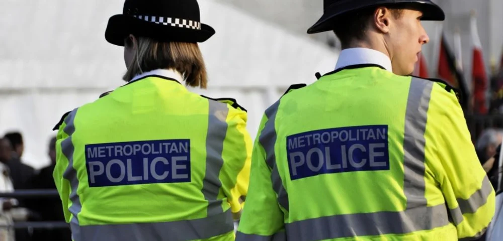 Poliția britanică își monitorizează personalul cu ajutorul unui AI dezvoltat de o companie care lucrează pentru ICE