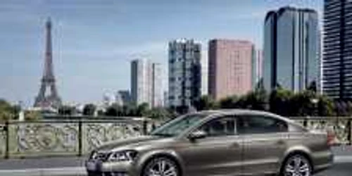 Un Volkswagen Passat pe străzile Parisului