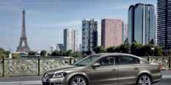 Un Volkswagen Passat pe străzile Parisului