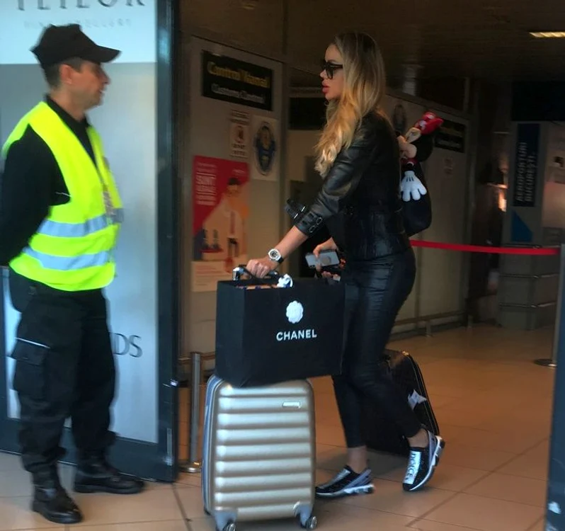 Bianca Drăguşanu a revenit marţi în România după trei zile de răsfăţ la Parisfoto: Mihai Ionescu