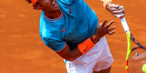 Spaniolul Rafael Nadal în acţiune în timpul partidei împotriva canadianului Felix Auger-Aliassime la turneul de tenis Mutua Madrid Open în Madrid Spania FOTO EPA-EFE / Juanjo Martin