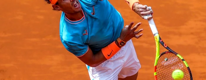 Spaniolul Rafael Nadal în acţiune în timpul partidei împotriva canadianului Felix Auger-Aliassime la turneul de tenis Mutua Madrid Open în Madrid Spania FOTO EPA-EFE / Juanjo Martin