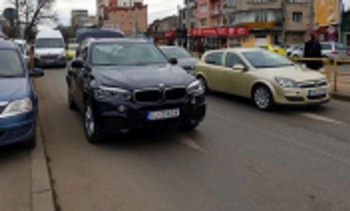 Blaga a blocat cu maşina o bandă de circulaţie din Piaţa Domenii FOTO Facebook Clotilde Armand