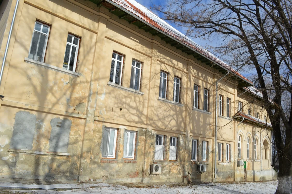 Clădirea în care funcţionează Pneumoftiziolofgia şi Cronicii este una de patrimoniu, reabilitarea ei fiind dificilă