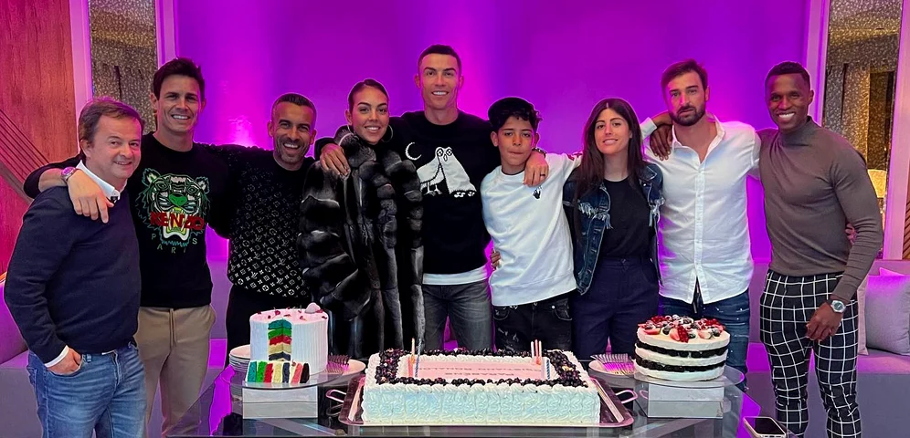 Ronaldo, Georgina și Cristiano jr, alături de prieteni de ziua fotbalistului. Foto Facebook