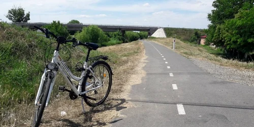 Pista de cicloturism de pe digul Begăi a fost reparată FOTO Ştefan Both