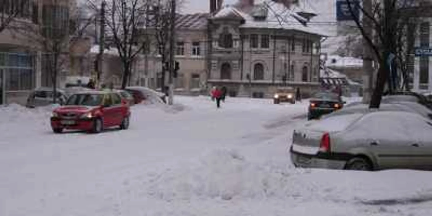 Din cauză zăpezii circulaţia maşinilor şi a pietonilor se desfăşoară cu dificultate