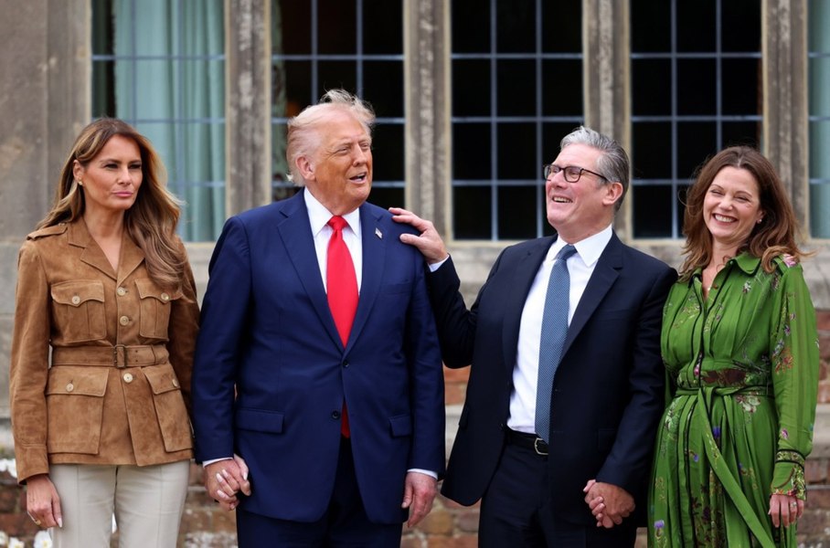 Cum l-a fermecat premierul britanic pe Trump. Dezvăluiri din culisele „prieteniei” între cei doi lideri