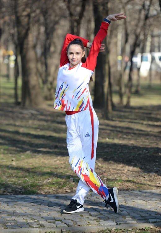 Annaliese Drăgan e una dintre viitoarele stele ale gimnasticii ritmice din România