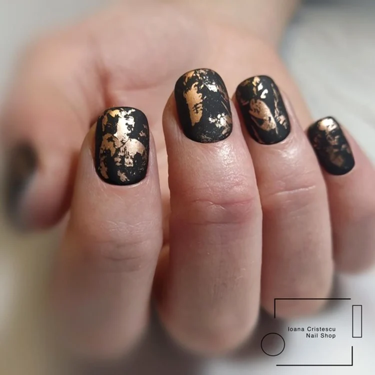 
    Ioana Cristescu este nail stilist și trainer internațional  