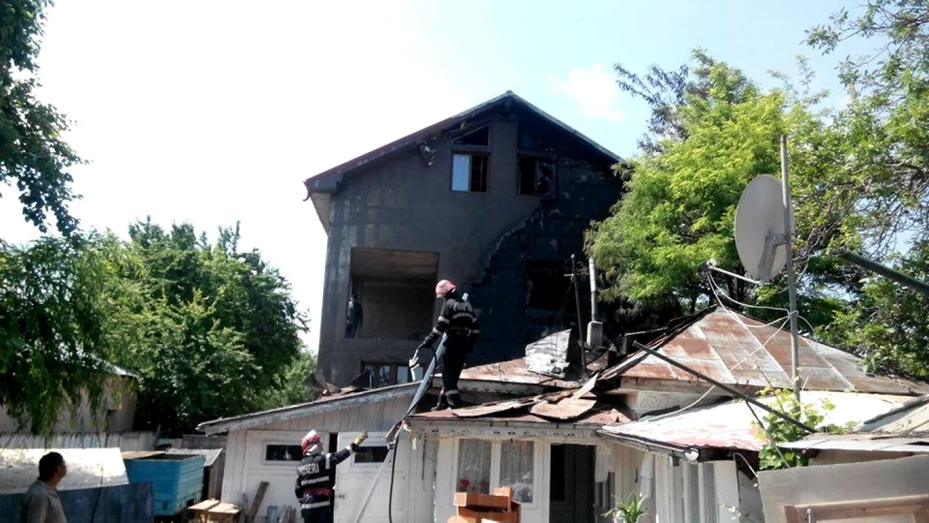 Focul a mistuiot aproape toată casa