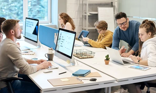 birou colegi pexels jpg