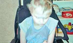 Stuart, de 20 de  ani, are înfăţişare  de copil mic  jpeg