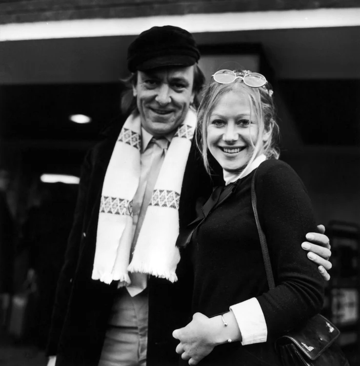 Helen Mirren alături de Eric Porter, surprinși pe aeroportul din Londra pe 4 ianuarie 1969