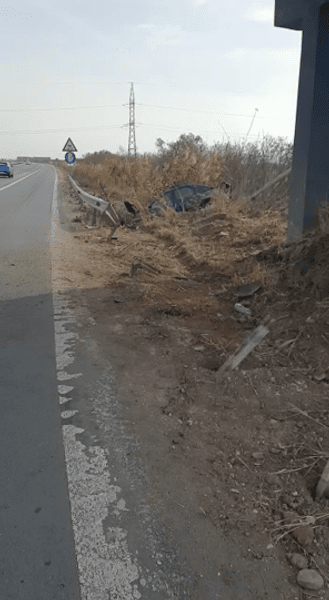 Un șofer de 70 de ani a scăpat fără răni după ce a pierdut controlul volanului pe A1 și a rupt glisiera VIDEO