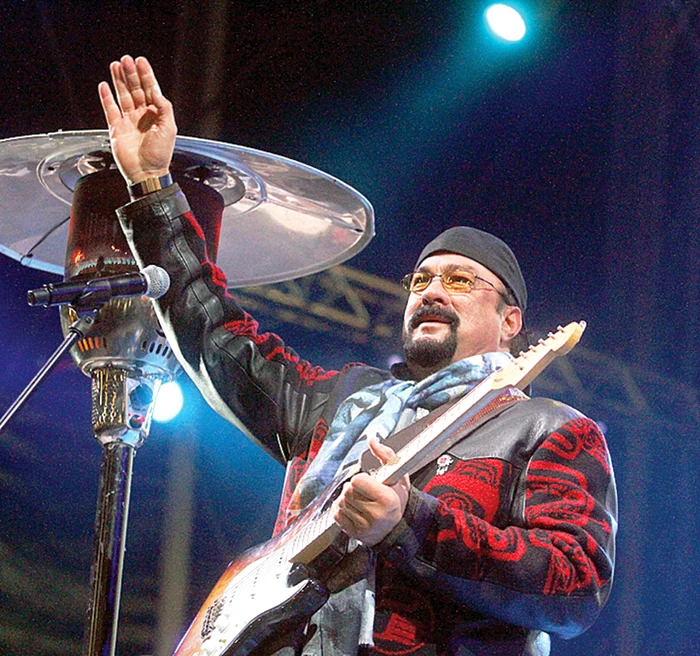 După miezul  nopţii şi-a salutat  admiratorii  fluturând mâinile  îngheţate