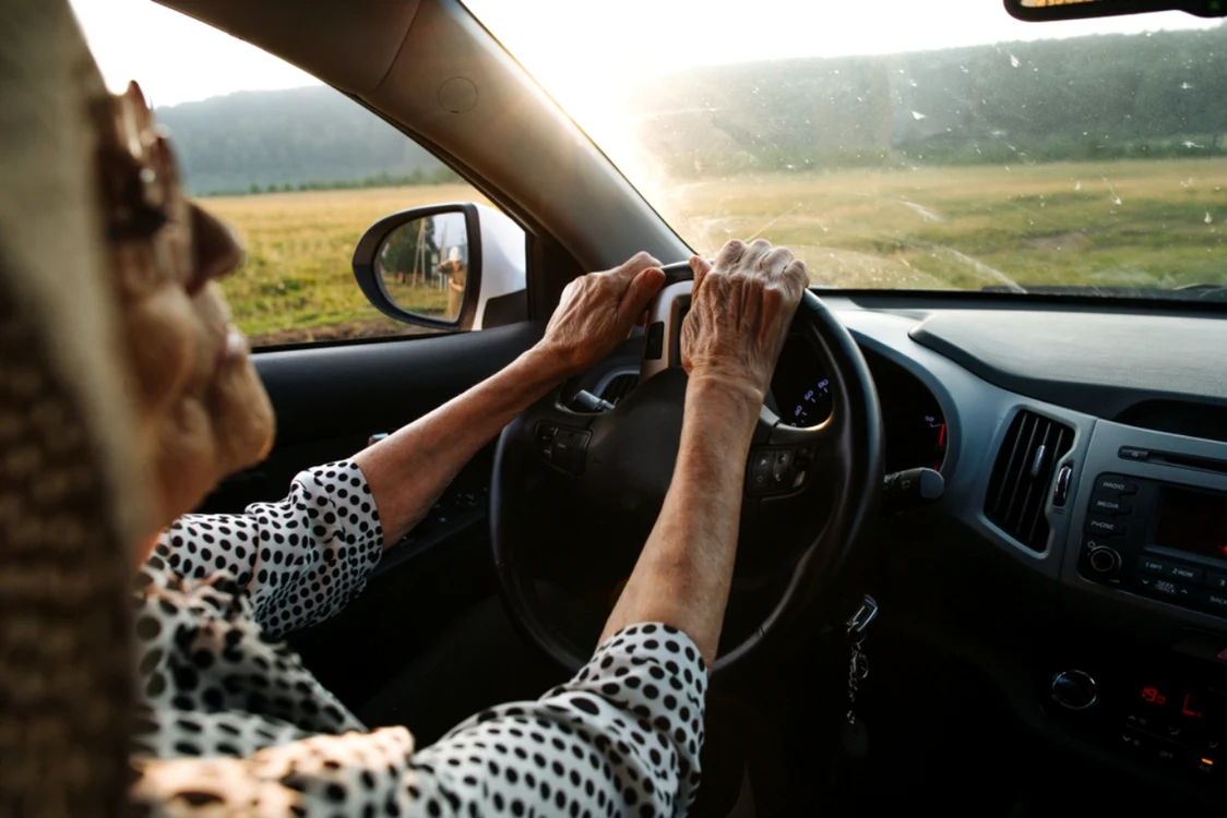 O femeie în vârstă de 82 de ani, prinsă băută la volan / Foto: Shutterstock 