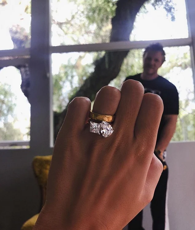 Emily s-a mândrit cu inelul de logodnă primit de la iubitul său 