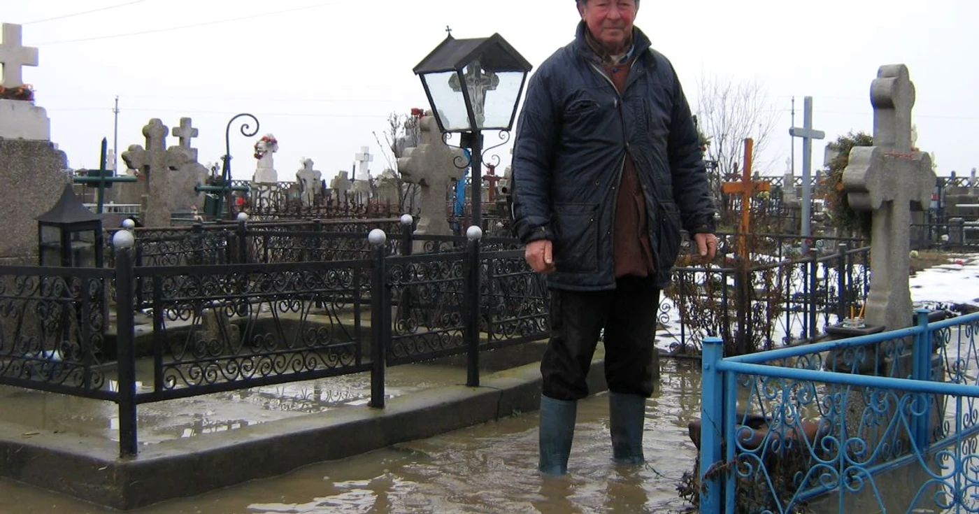 Mormintele din cimitirul Darvari sunt distruse aproape in totalitate