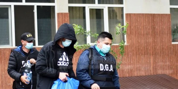 politisti saltati de mascati