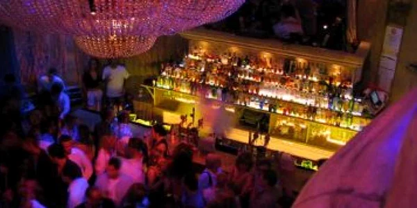 Financial Times: Românii se luptă cu criza. Extravaganţa rămâne