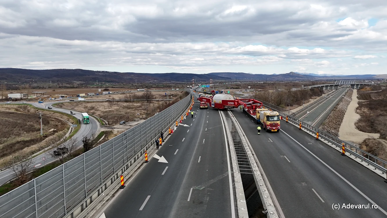 Transport agabaritic pe Autostrada A1. Foto: Daniel Guță. ARHIVĂ. 