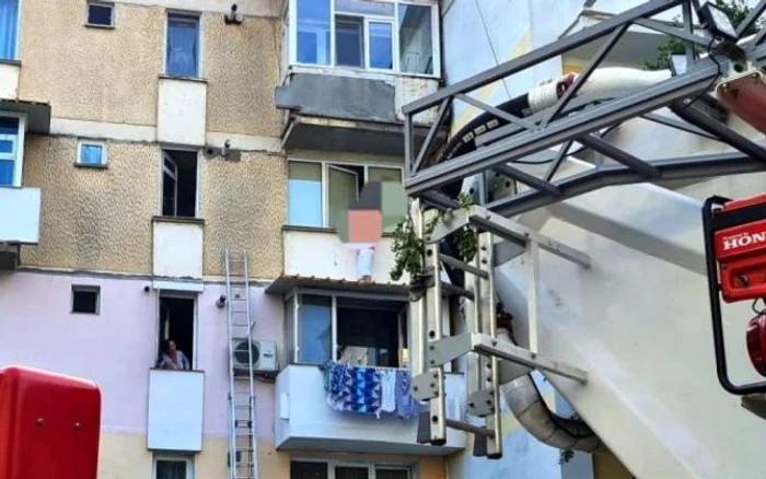 Pompierii au interveint cu o scară Foto: adevarul.ro