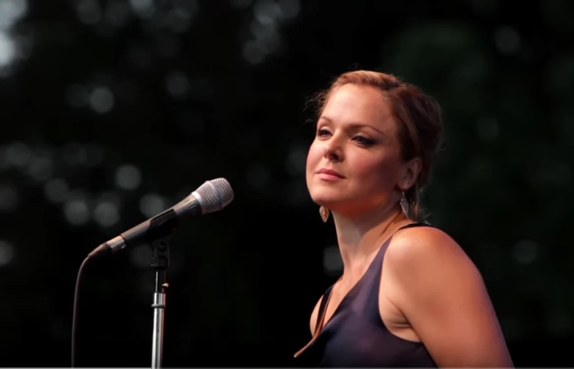 
    Storm Large este vocea trupei Pink Martinifoto: captură  