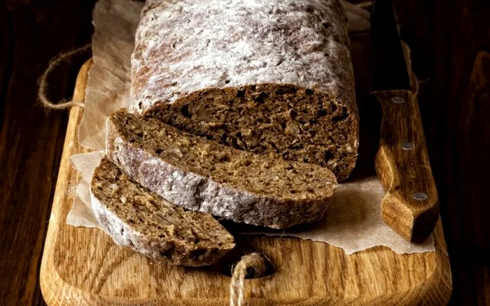 Reţeta pentru pâine este simplă: făină, apă, sare, drojdie