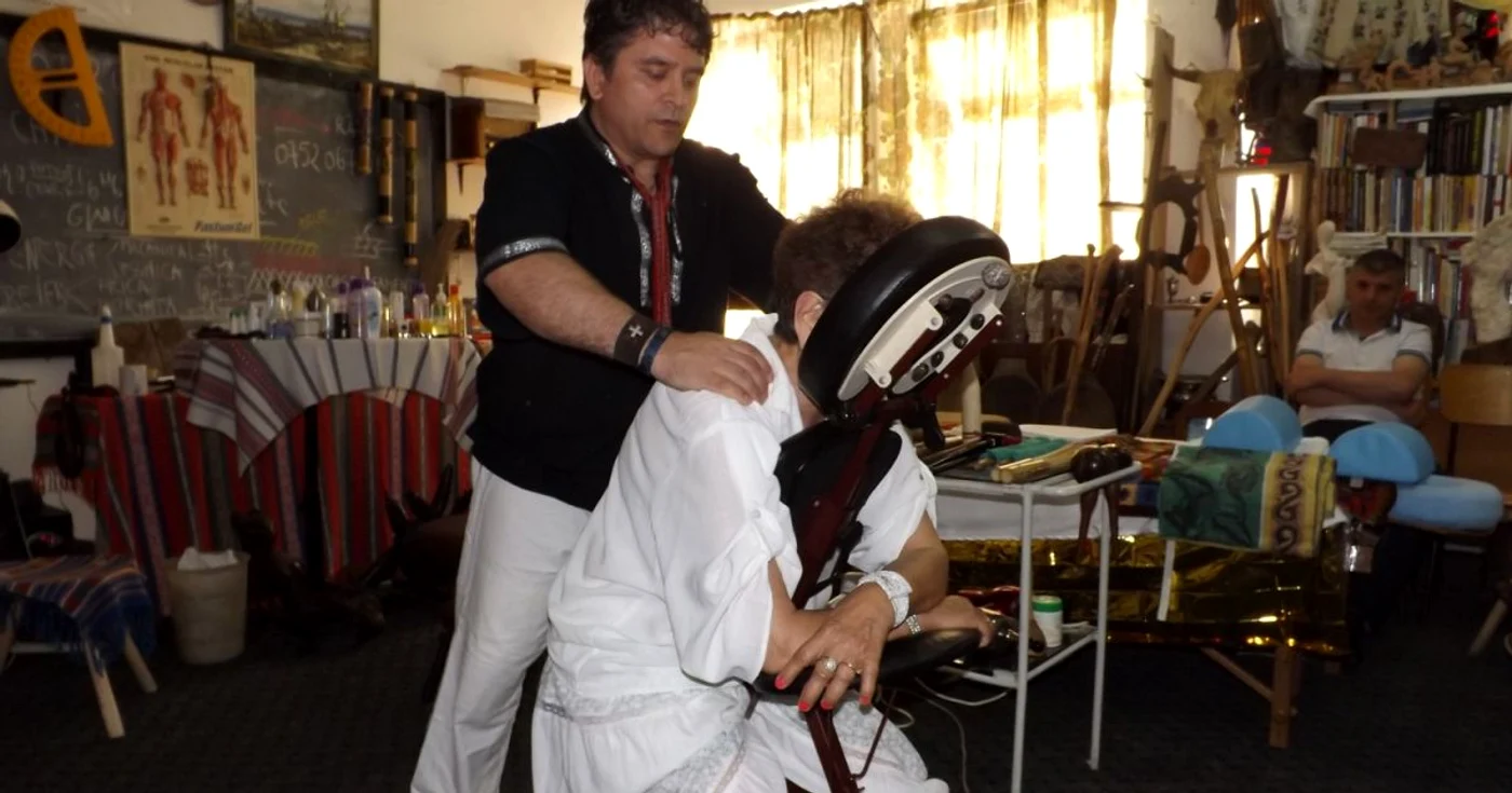 Kinetoterapeutul Dan Alexoae explică cursanţilor tehnica masajului la scaun FOTO Corina Macavei