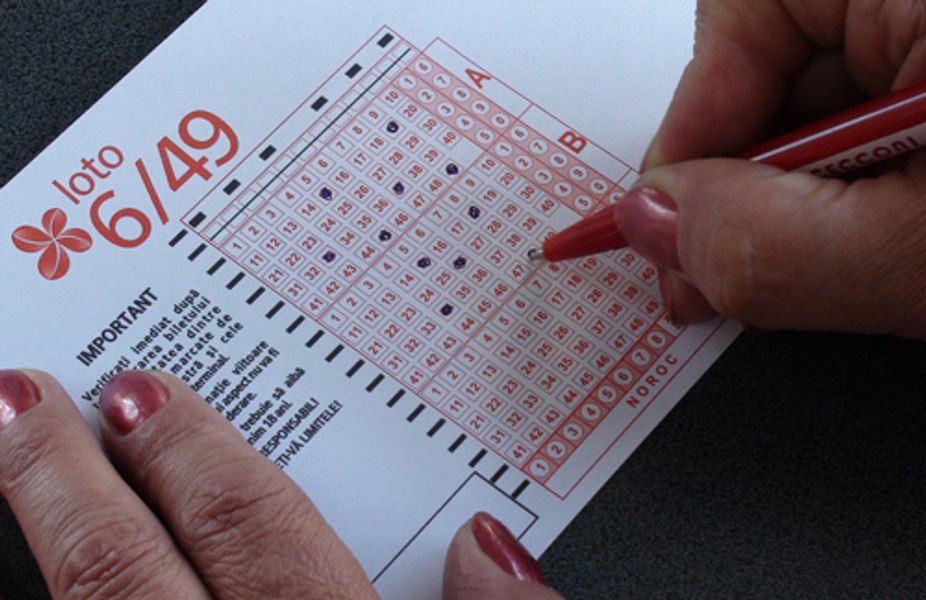 O pensionară a câștigat 1,2 milioane de dolari la Loto cu numerele pe care le juca de aproape 50 de ani