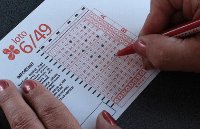 O pensionară a câștigat 1,2 milioane de dolari la Loto cu numerele pe care le juca de aproape 50 de ani