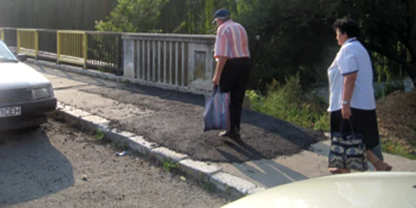 Reşiţa: Craterele din podul spre gară au fost asfaltate