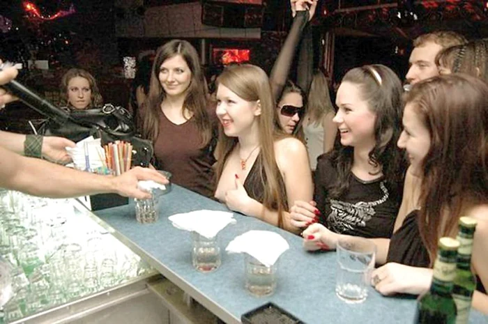 Cine îşi arată sânii la bar primeşte o bere gratis