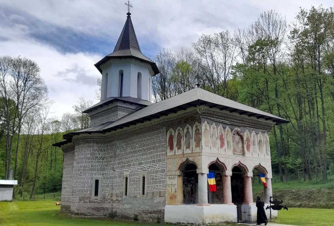 Mănăstirea din comuna argeşeană Ţiţeşti are şi o piatră funerară din 1525 FOTO: Sorin Mazilescu