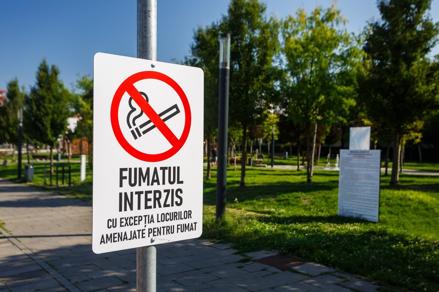 Fumatul este oficial interzis în spațiile publice din Cluj-Napoca. Ce amendă riscă cei încalcă legea