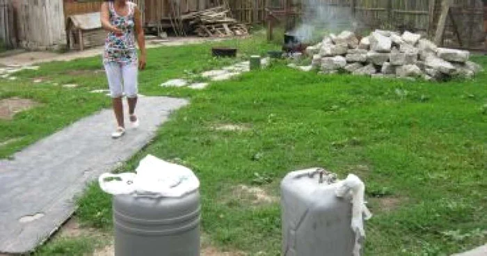 Râmnicu Vâlcea: Şapte familii din Ocne, izolate de saramură, au rămas fără apă de băut