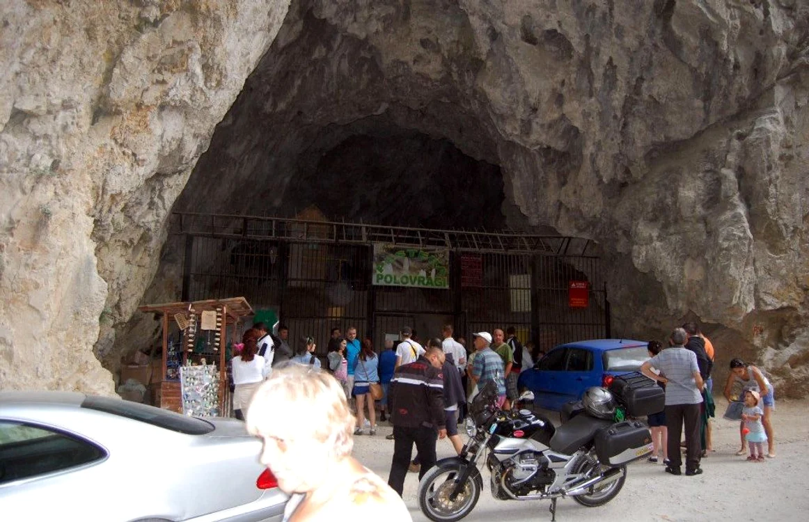 Peştera Polovragi atrage numeroşi turişti