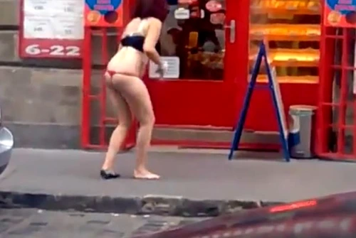 Femeia a făcut mişcări ca în filmele pentru adulţi. Până la un punct.