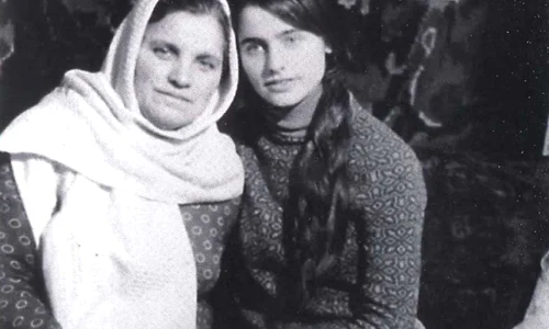 1969 – Anastasia Lazariuc avea 16 ani în această fotografie, alături de mama ei jpeg