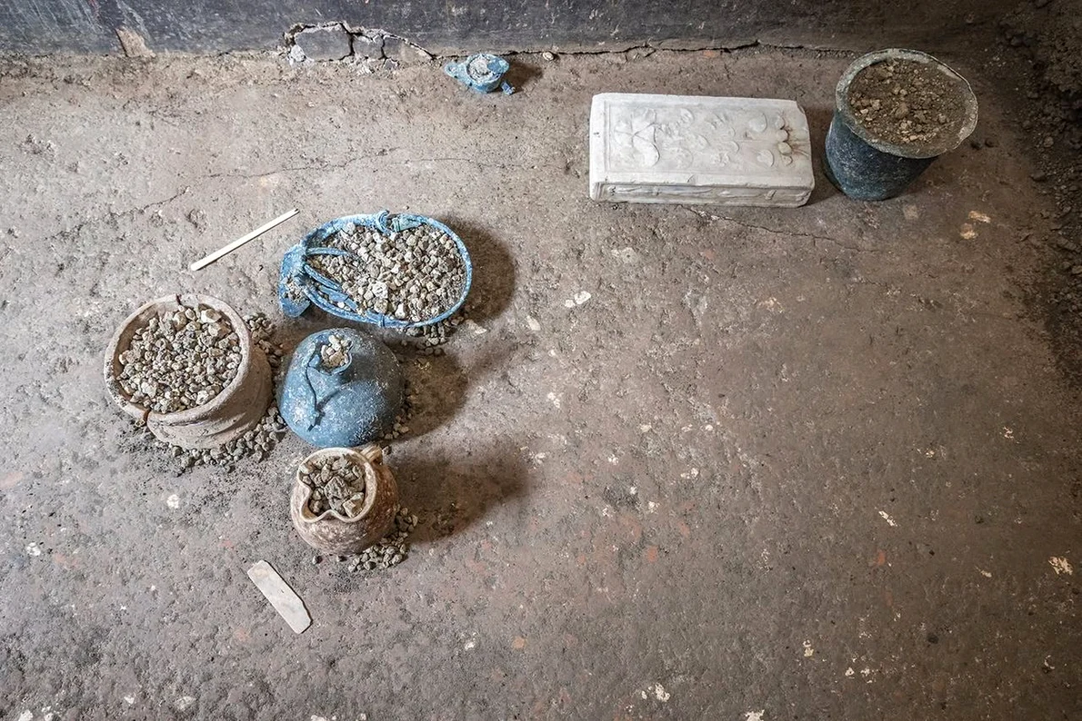Un dulap descoperit într-o casă din Pompeii, plin cu obiecte personale