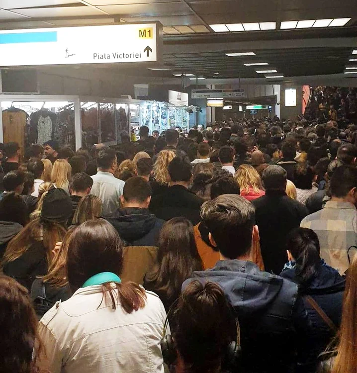 Aşa era azi, la ora 9.00, în staţia de metrou Piaţa Victoriei 1foto: Click!