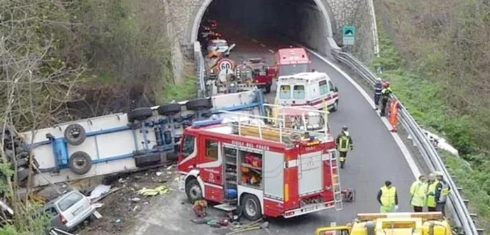 TIR-ul condus de şoferul român s-a răsturnat şi a zdrobit doi muncitori. FOTO: La Stampa