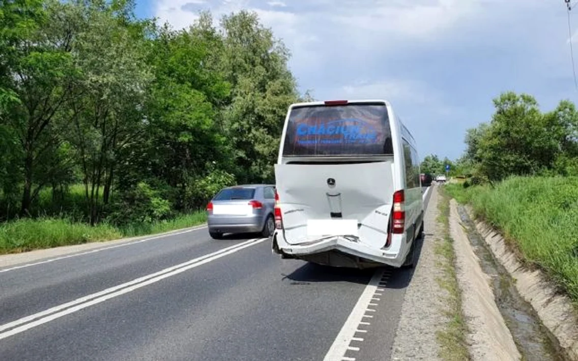 Accident pe DN 1 în judeţul SIbiu - coliziune între un autoturism şi un microbuz cu plin cu pasageri Foto turnusfatului ro