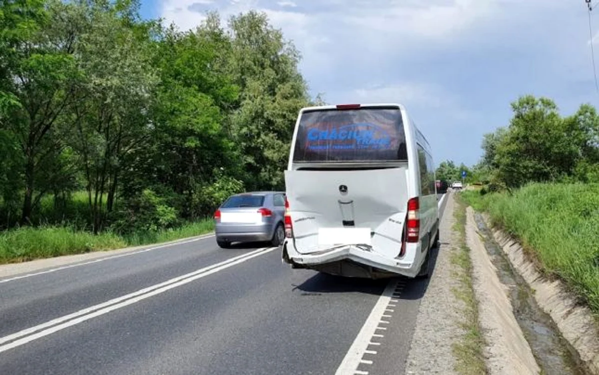 Accident pe DN 1 în judeţul Sibiu - coliziune între un autoturism şi un microbuz plin cu pasageri Foto turnusfatului ro